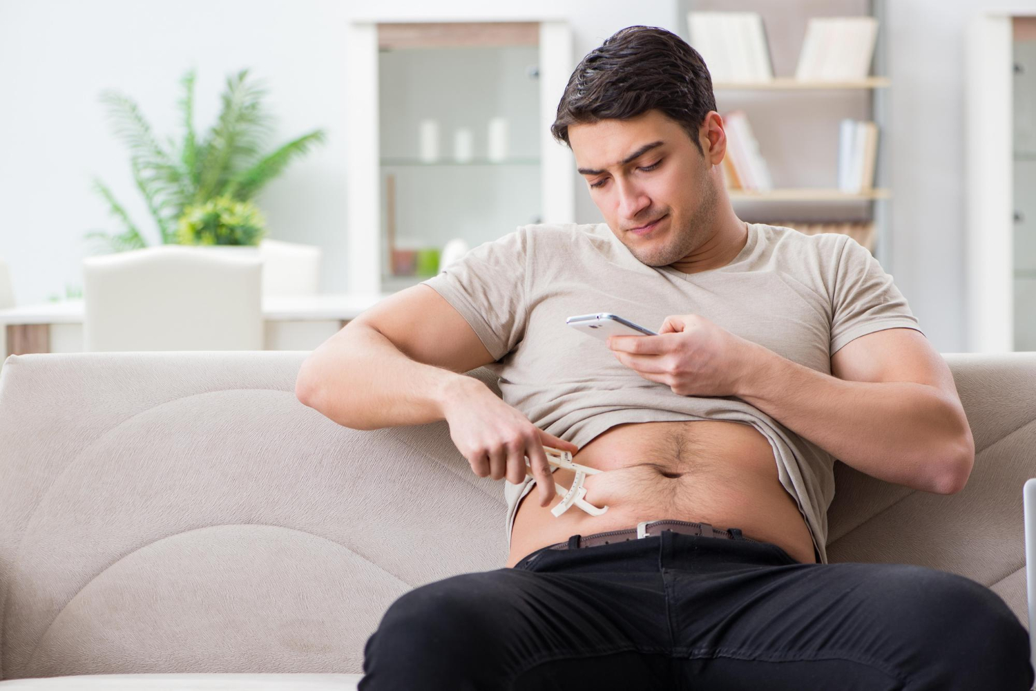 Cuerpo femenino en ropa blanca con marcas en abdomen, caderas y muslos para tratamiento CoolSculpting en Madrid